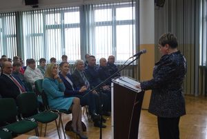 Na zdjęciu stojąca przy mównicy dyrektor Zespołu Szkół Zawodowych w Dynowie mgr Halina Cygan. Przed nią na krzesłach siedzą zaproszeni goście oraz uczestnicy konkursu.