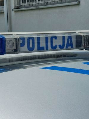 Na zdjęciu belka policyjnego radiowozu z napisem policja.