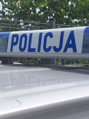 Na  zdjęciu belka policyjnego radiowozu z napisem policja.