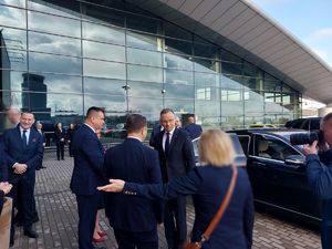 Na zdjęciu Pan Prezydent RP Andrzej Duda, obok funkcjonariusze SOP i uczestnicy uroczystości.