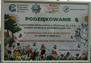 Na zdjęciu pamiątkowy dyplom dla policjantów za udział w akcie &quot;Międzypokoleniowe sprzątanie świata&quot;.