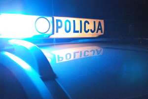 Na zdjęciu belka policyjnego radiowozu z napisem policja.