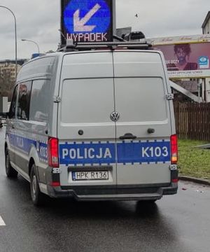 Na zdjęciu policyjny ambulans ruchu drogowego.