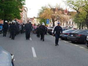 Na zdjęciu policjanci eskortują przemarsz kibiców Resovii.