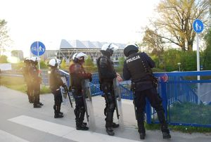Na zdjęciu policjanci biorący udział w zabezpieczeniu derbów.