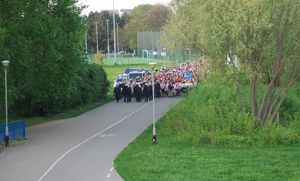 Na zdjęciu policjanci eskortują przemarsz kibiców Resovii.