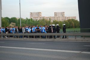 Na zdjęciu policjanci biorący udział w zabezpieczeniu derbów i kibice Stali Rzeszów.