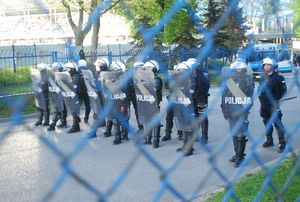 Na zdjęciu policjanci biorący udział w zabezpieczeniu derbów.