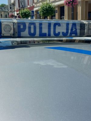 Na zdjęciu belka policyjnego radiowozu z napisem policja.