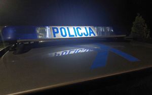 Na zdjęciu belka policyjnego radiowozu z napisem policja.