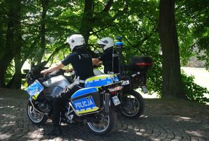 Na zdjęciu dwóch policjantów na służbowych motocyklach.