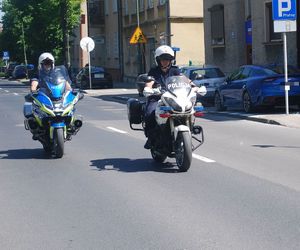 Na zdjęciu dwóch policjantów na służbowych motocyklach.