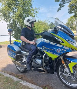 Na zdjęciu policjant ruchu drogowego na służbowym motocyklu.