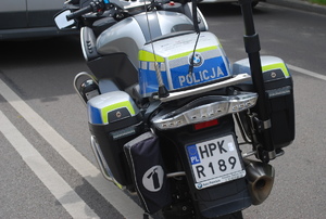 Na zdjęciu policyjny motocykl.