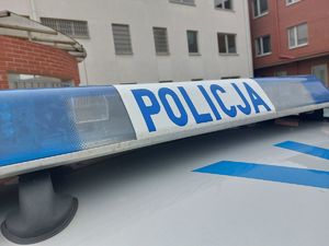 Na zdjeciu belka policyjnego radiowozu z napisem policja.