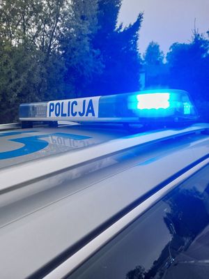 Na zdjęciu belka policyjnego radiowozu z napisem policja.