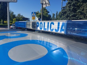 Na zdjęciu belka policyjnego radiowozu z napisem policja.