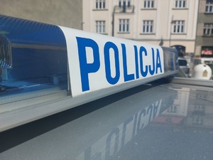 Na zdjęciu belka policyjnego radiowozu z napisem policja.