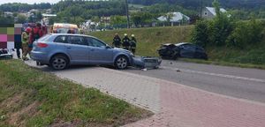 Na zdjęciu pojazd kia i audi, jakie zderzyły się ze sobą w Szklarach. Obok służby ratunkowe.