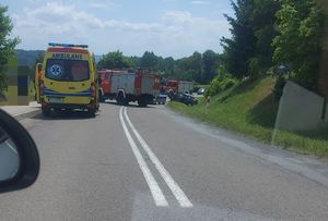 Na zdjęciu służby ratunkowe zaangażowane w wypadek w Szklarach. Z prawej strony w rowie pojazd audi.