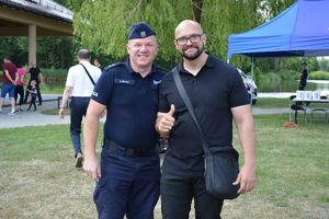 Na zdjęciu od lewej: Burmistrz Głogowa Małopolskiego Tomasz Skoczylas i podkomisarz Krystian Mazur Komendant Komisariatu Policji w Głogowie Małopolskim.