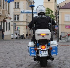 Na zdjęciu umundurowany policjant na służbowym motocyklu.