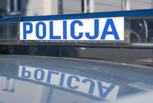 Na zdjęciu belka policyjnego radiowozu z napisem policja.