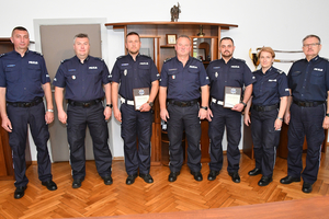 Na zdjęciu stoją od lewej:  mł. insp. Wacław Sudoł Zastępca Komendanta Miejskiego Policji w Rzeszowie, podinsp. Piotr Stępka  I Zastępca Komendanta Wojewódzkiego Policji w Rzeszowie , mł. asp. Jakub Kolek z Komendy Miejskiej Policji w Rzeszowie, insp. Jarosław Tokarczyk Komendant Wojewódzki Policji w Rzeszowie, asp. Tomasz Abram z Komendy Powiatowej Policji w Łańcucie, mł. insp. Małgorzata Fąfara Zastępca Komendanta Wojewódzkiego Policji w Rzeszowie i insp. Marek Mendoń Komendant Powiatowy Policji w Łańcucie.