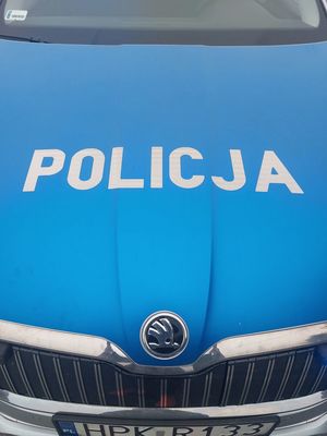 Na zdjęciu maska policyjnego radiowozu z napisem policja.