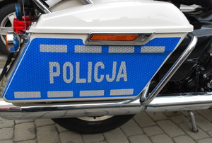 Na zdjęciu napis policja na elemencie policyjnego motocykla.