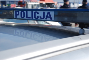 Na zdjęciu belka policyjnego radiowozu z napisem policja.