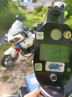 Na zdjęciu wyświetlacz ręcznego miernika prędkości z odczytem: 106 km/h.