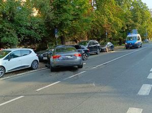 Na zdjeciu pojazdy biorące udział w  zdarzeniu, w tle policyjny ambulans.