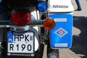 Na zdjęciu tylna rejestracja policyjnego motocykla.