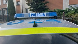 Na zdjęciu belka policyjnego radiowozu z napisem policja.