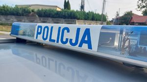 Na zdjęciu belka policyjnego radiowozu z napisem policja.