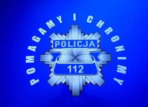 Na zdjęciu na niebieskim tle logo policji i napis pomagamy i chronimy.