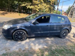 Na zdjęciu pojazd marki opel, jaki brał udział w kolizji drogowej na ulicy 3 maja w Głogowie Małopolskim.