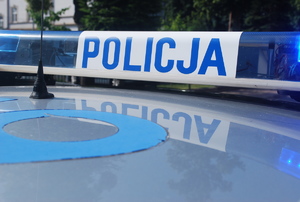 Na zdjęciu belka policyjnego radiowozu z napisem policja.