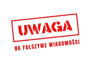 Na zdjęciu na białym tle napis o treści uważaj na fałszywe wiadomości.