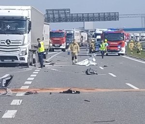 Na zdjęciu służby ratownicze podczas zdarzenia drogowego na autostradzie A4 w miejscowości Zaczernie.