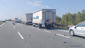 Na zdjeciu pojazdy biorące udział w zdarzeniu drogowym na autostradzie A4 w Zaczerniu.