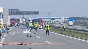 Na zdjęciu służby pracujące na miejscu zdarzenia drogowego na autostradzie A4 w Zaczerniu.