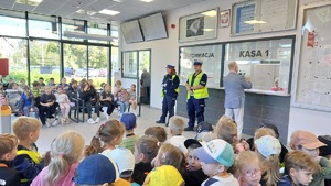 Na zdjęciu umundurowani policjanci ruchu drogowego na spotkaniu z dziećmi w  ramach kampanii Europejski Tydzień Mobilności.