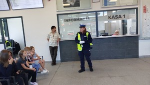 Na zdjęciu umundurowana policjantka ruchu drogowego na spotkaniu z dziećmi w  ramach kampanii Europejski Tydzień Mobilności.