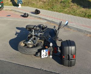 Na zdjęciu przewrócony motocykl.