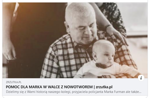 Na zdjęciu starszy mężczyzna ubrany w koszulę w kratkę z  krótkim rękawem, trzyma na kolanach małe dziecko.