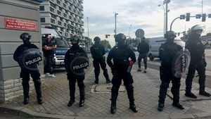 Na zdjęciu umundurowani policjanci biorący udział w zabezpieczeniu meczu.