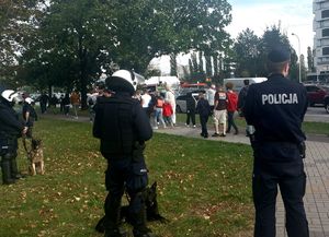 Na zdjęciu umundurowani policjanci biorący udział w zabezpieczeniu meczu.