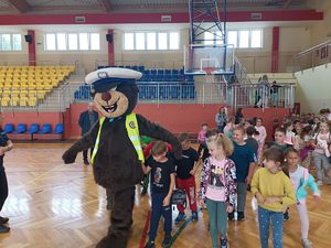 Na zdjęciu policjanci na spotkaniu z pierwszoklasistami podczas zabawy z policyjnym miśkiem.